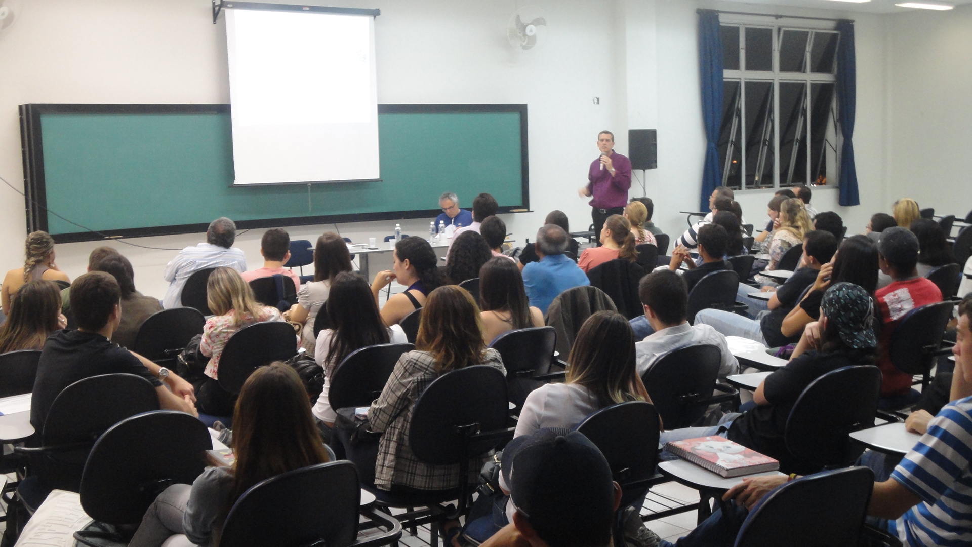 Em comemoração ao dia do economista é comemorado no dia 13 de agosto, o curso de Ciências Econômicas promoveu nesta quinta-feira (11/08) uma  MESA REDONDA COM O TEMA: CENÁRIO E PERSPECTIVAS DIANTE DA NOVA CRISE MUNDIAL.