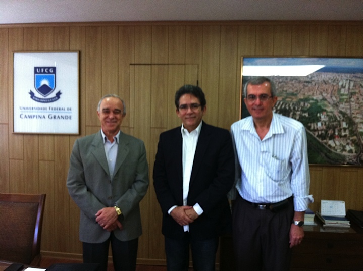 Prof. Alfredo, Prof.Dr. Thompson F. Mariz, Reitor da UFCG, e o Prof. Dr. Elmano P. Cavalcanti, Tutor do PET - Programa de Ensino Tutorial de AdministraÃƒÆ’Ã‚Â§ÃƒÆ’Ã‚Â£o da UFCG