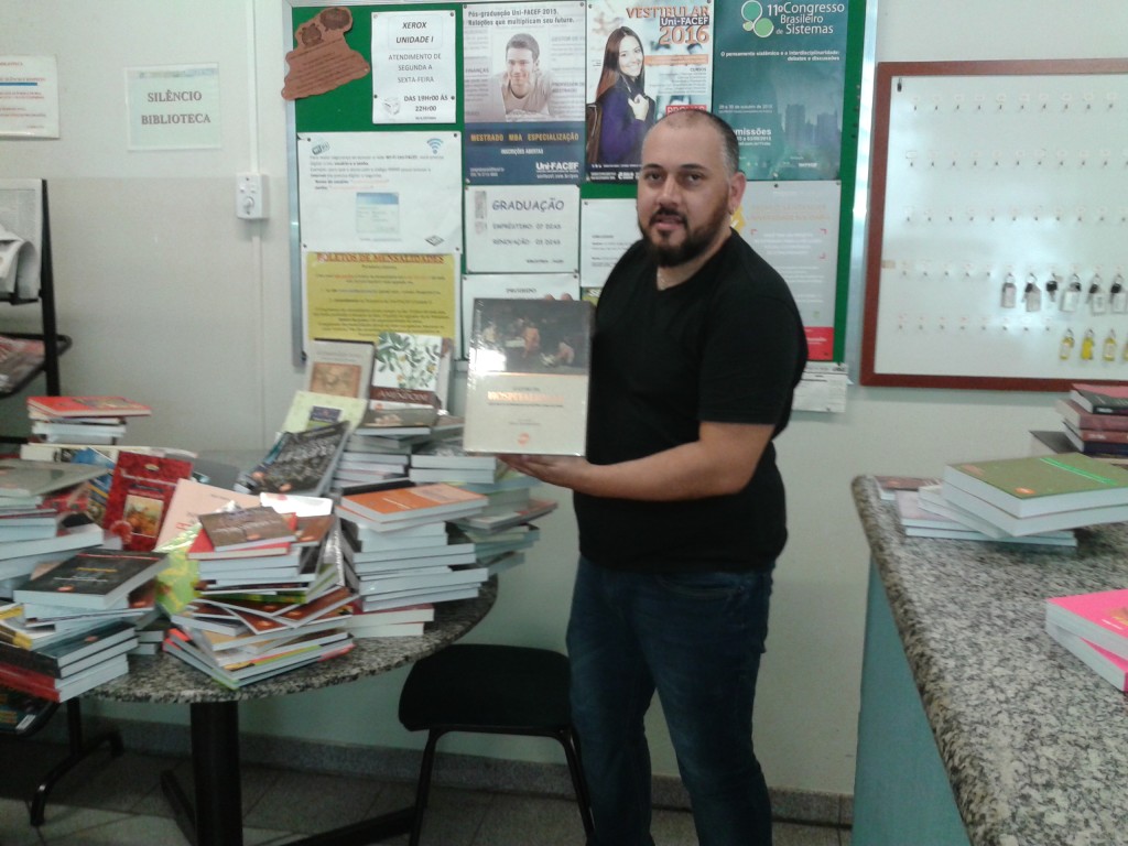 Uni-FACEF recebe doação de livros do Senac-Franca