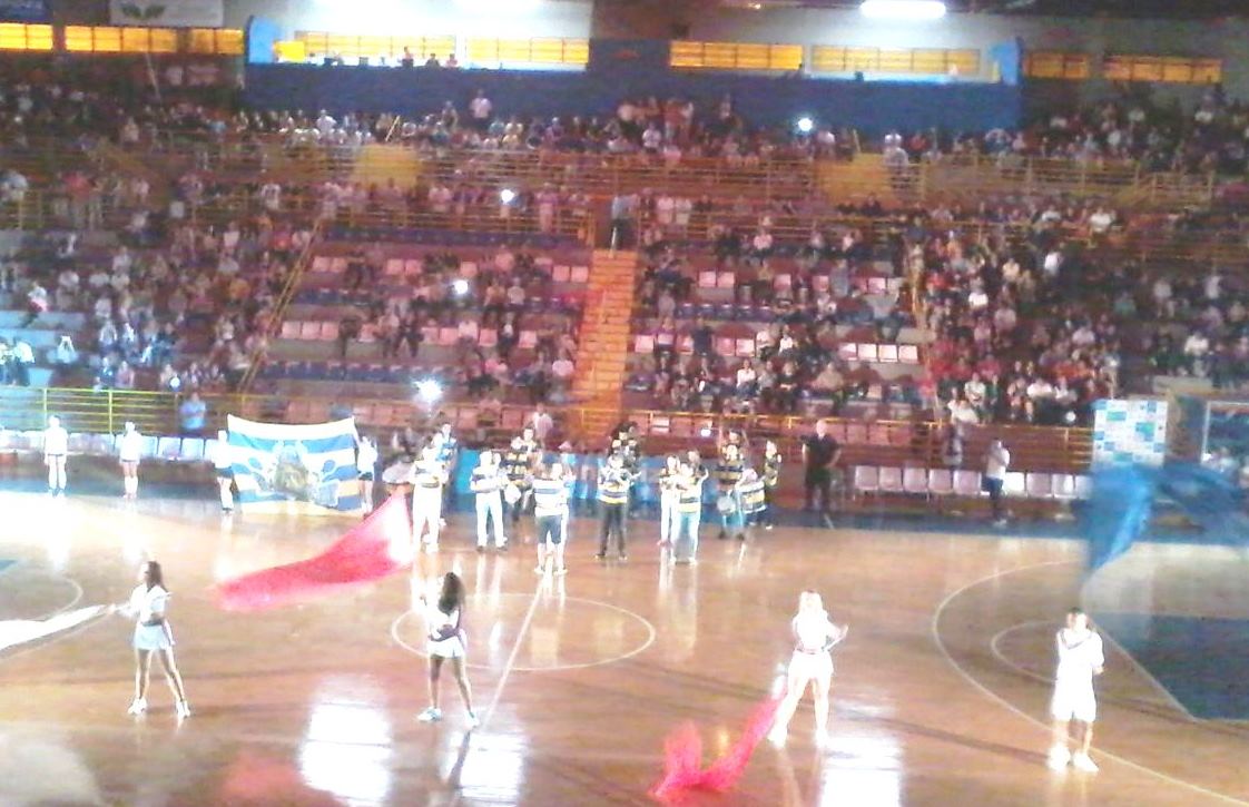 BATUCACEF, a bateria nota mil do Uni-FACEF, dá show em noite de basquete