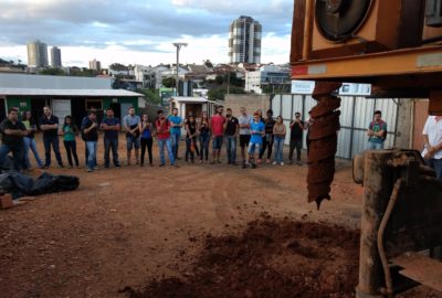 Estudantes de Engenharia Civil participam de aula prática