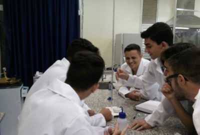 Primeira aula experimental de química dos estudantes do 1º ano de Engenharia Civil (Noturno)