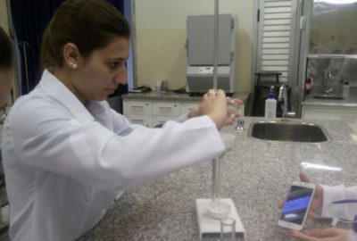 Estudantes do 1º ano de Engenharia Civil (Diurno) têm primeira aula experimental de química