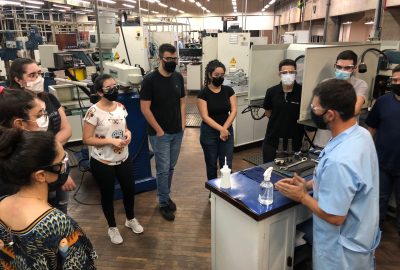 Aula prática de “Tecnologia dos Materiais” para estudantes de Engenharia de Produção do Uni-FACEF