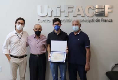 Estudante da Medicina Uni-FACEF recebe homenagem por atendimento a paciente