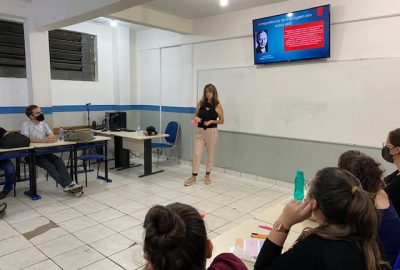 Professora do Uni-FACEF fala sobre a comunicação na vida profissional na ETEC Dr. Júlio Cardoso