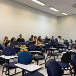 Estudantes de Publicidade e Propaganda se reúnem com ONG para ação de voluntariado.