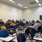 Estudantes de Publicidade e Propaganda se reúnem com ONG para ação de voluntariado.