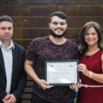 Matheus Carrijo Pereira, estudante de Ciências Contábeis, do Uni-FACEF, recebe homenagem.