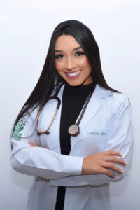 A enfermeira Larissa Silva, graduada pelo UniFACEF.