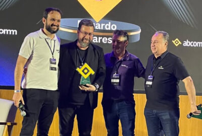 Professor do UniFACEF recebe prêmio da ABComm, durante ComEcomm EX 2025