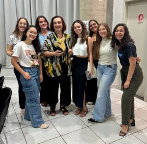 Estudantes de Publicidade e Propaganda do UniFACEF homenageiam professora