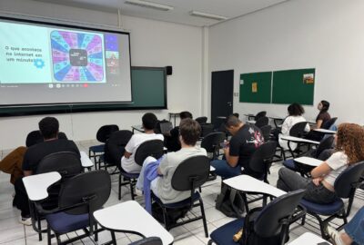 Estudantes de Administração e Publicidade e Propaganda, do UniFACEF, participam de palestra sobre métricas, com profissional do Google